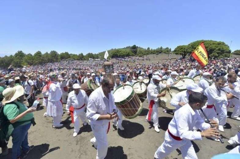 Foto de archivo de la Bajada de la Virgen de Los Reyes de 2017. EFE/Gelmert Finol
